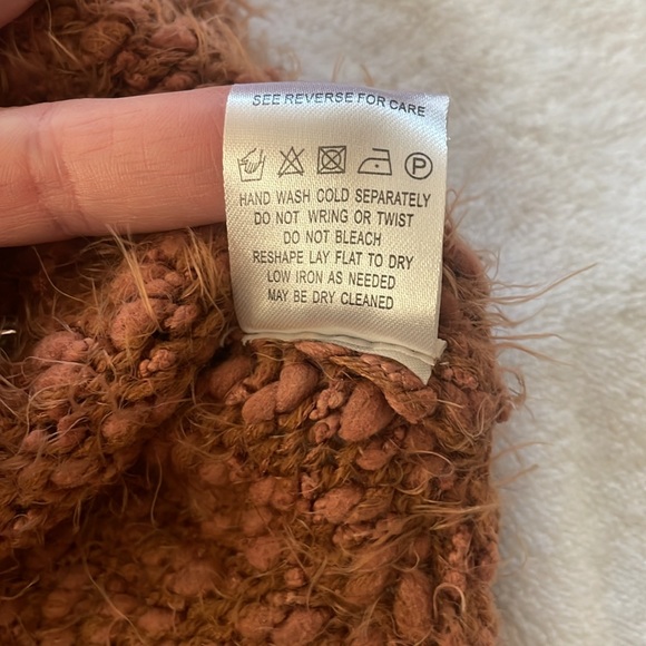 Juliana’s V-neck fuzzy soft sweater - Picture 6 of 8